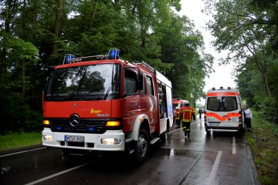 Fahrerin kommt mit Pkw von der Strasse ab - Feuerwehr Schwaikheim muss sie befreien